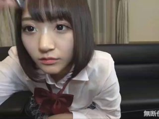 少女业余爱好者在这个热辣的场景中被舔和猛烈地操